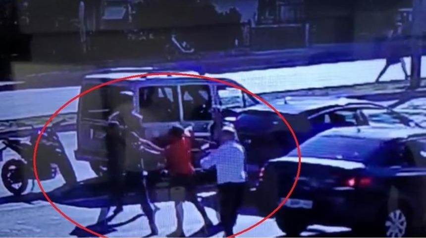 Yol verme kavgasında polisi bı&ccedil;akladı! Dehşet anları kamerada