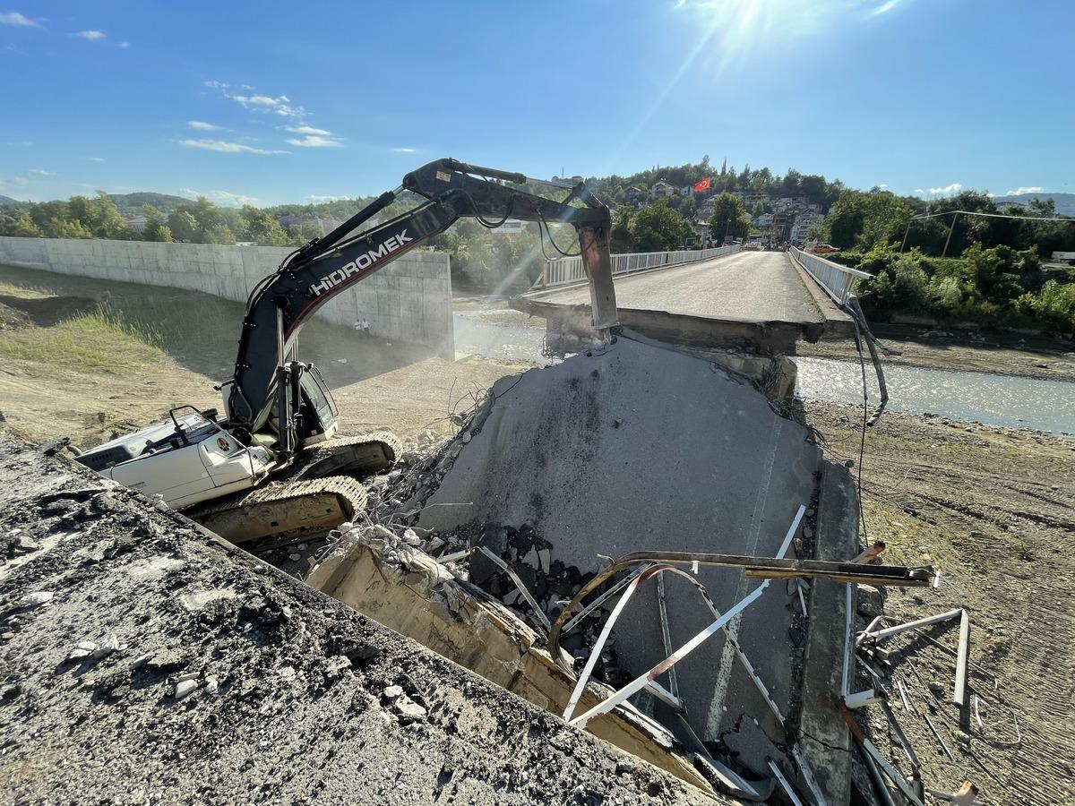 Bartın'da selde hasar g&ouml;ren k&ouml;pr&uuml; yıkılıyor
