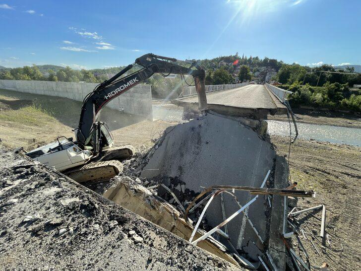 Bartın'da selde hasar gören köprü yıkılıyor G1