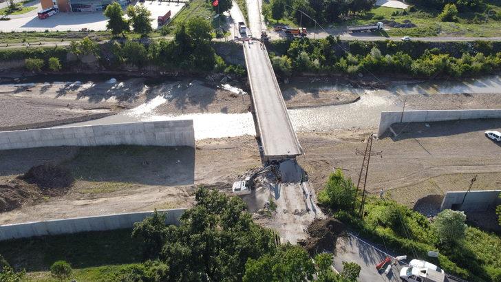Bartın'da selde hasar gören köprü yıkılıyor G3