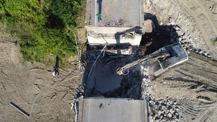 Bartın'da selde hasar gören köprü yıkılıyor G4