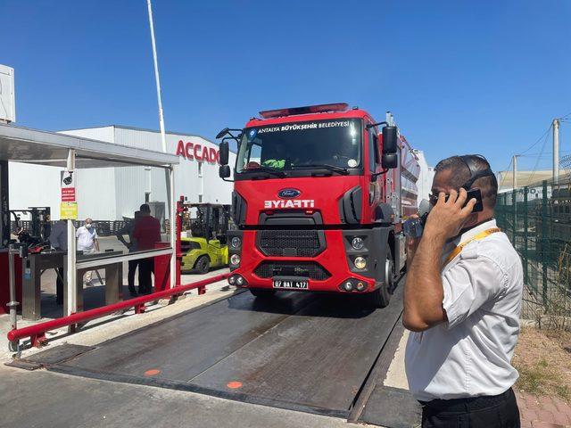 Antalya'da plastik inşaat malzemeleri üretilen fabrikada yangın çıktı