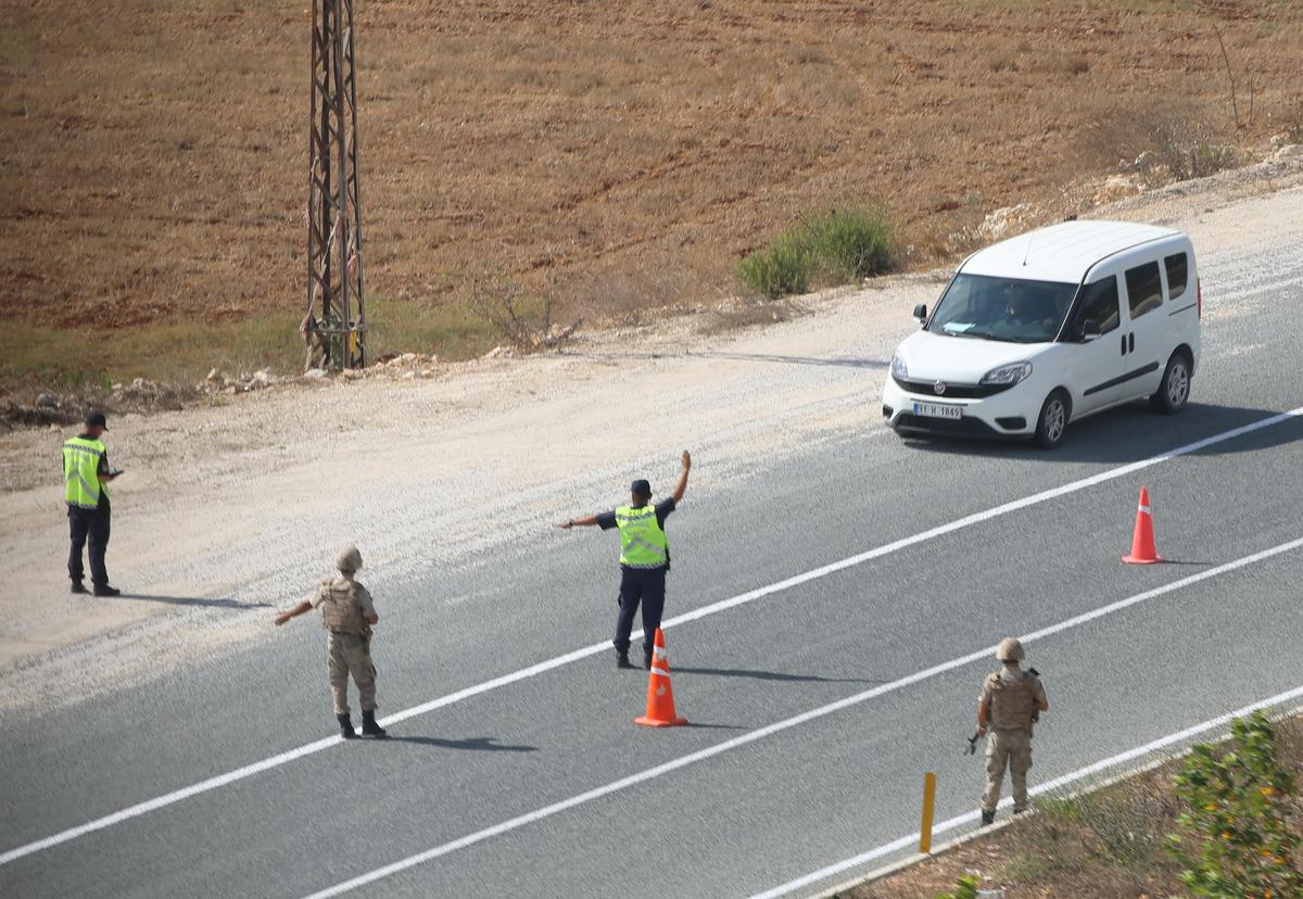 Hatay'da helikopter destekli trafik denetiminde 8 s&uuml;r&uuml;c&uuml;ye ceza kesildi