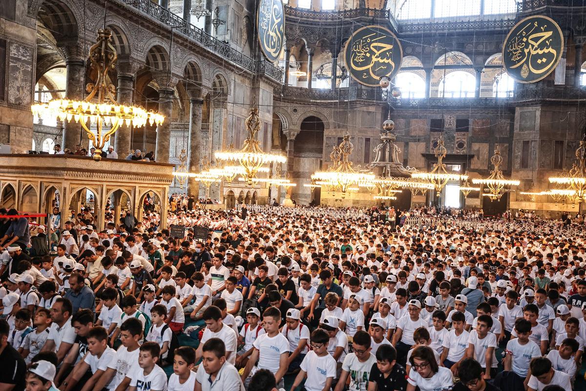 T&Uuml;GVA "Yaz Okulu Buluşması" Ayasofya-i Kebir Camisi'nde yapıldı