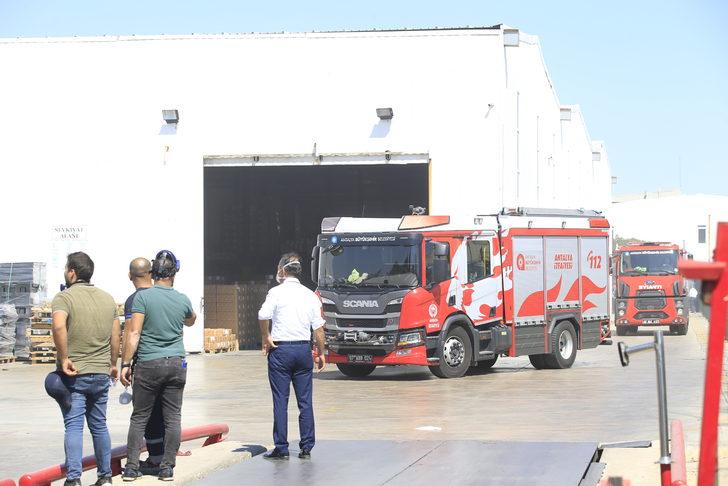 GÜNCELLEME - Antalya'da plastik inşaat malzemeleri üretilen fabrikada çıkan yangın söndürüldü G3