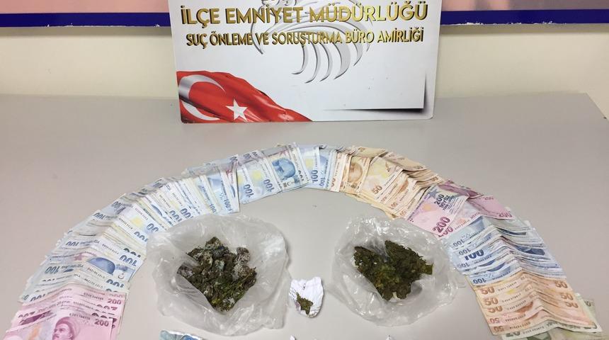 İzmir'de tuvalete atılan uyuşturucu gider borusu kazılarak ele geçirildi
