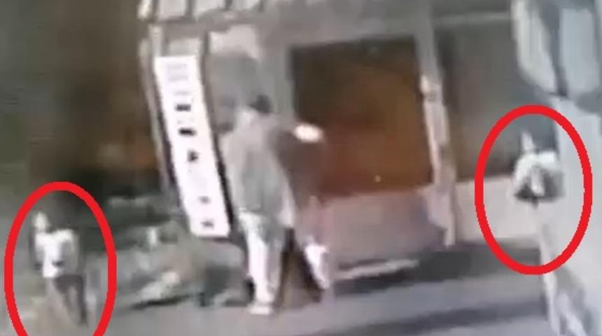 Sokak ortasında dehşet... Çocuklarının gözü önünde eşini darp etti! Korku dolu anlar kamerada