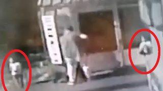 Sokak ortasında dehşet... Çocuklarının gözü önünde eşini darp etti! Korku dolu anlar kamerada
