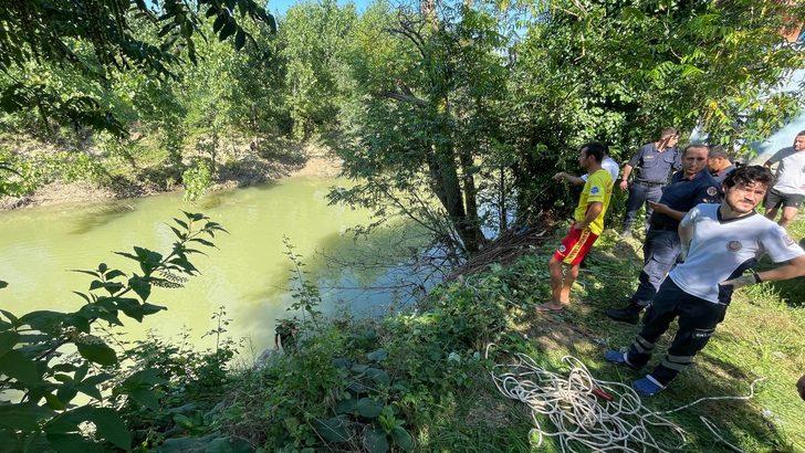 GÜNCELLEME - Sakarya'da Melen Çayı'na devrilen otomobilin sürücüsü öldü G4