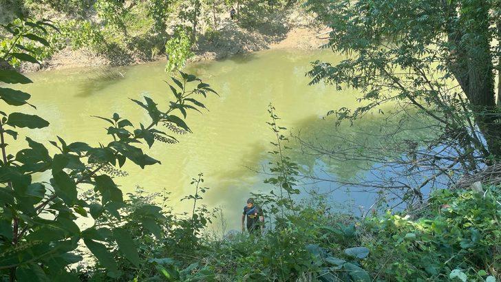 Sakarya'da Melen Çayı'na devrilen otomobilin sürücüsü aranıyor G3