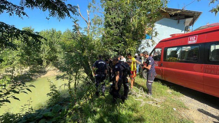 GÜNCELLEME - Sakarya'da Melen Çayı'na devrilen otomobilin sürücüsü öldü G3