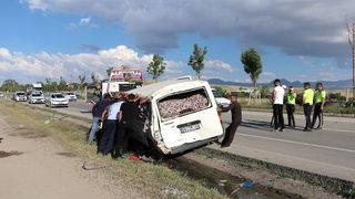 Erzurum'da kamyon ile minibüsün çarpışması sonucu 3 tarım işçisi yaralandı