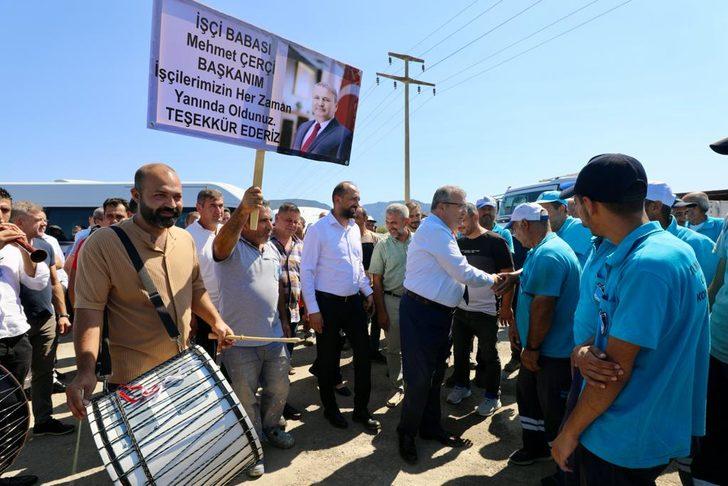 Manisa'da belediye işçileri yüzde 78'lik maaş artışını davul zurna ile kutladı G1