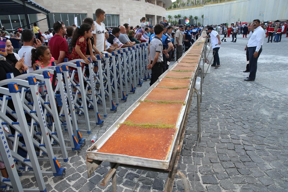 Hatay'ın ana vatana katılmasının yıl d&ouml;n&uuml;m&uuml;nde 83 metrelik k&uuml;nefe yapıldı