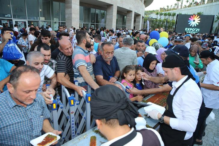 Hatay'ın ana vatana katılmasının yıl dönümünde 83 metrelik künefe yapıldı G3