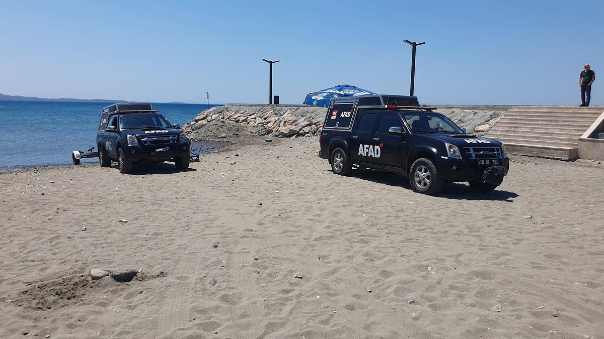 G&Uuml;NCELLEME 2 - Balıkesir'de teknenin batması sonucu kaybolan 2 kişiyi arama &ccedil;alışması s&uuml;r&uuml;yor