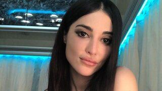 Mahkum'un Büge'si Melike İpek Yalova yırtmaçlı kırmızı elbisesiyle poz verdi! Bu ne seksilik