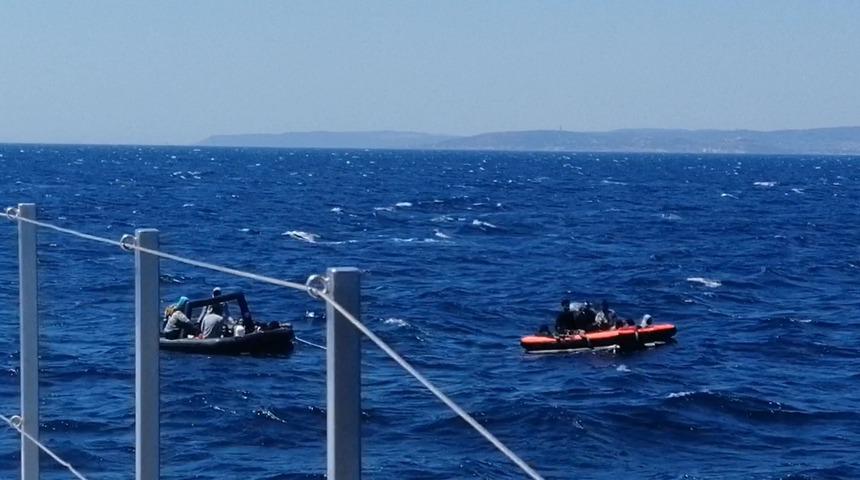 İzmir açıklarında geri itilen 55 düzensiz göçmen kurtarıldı