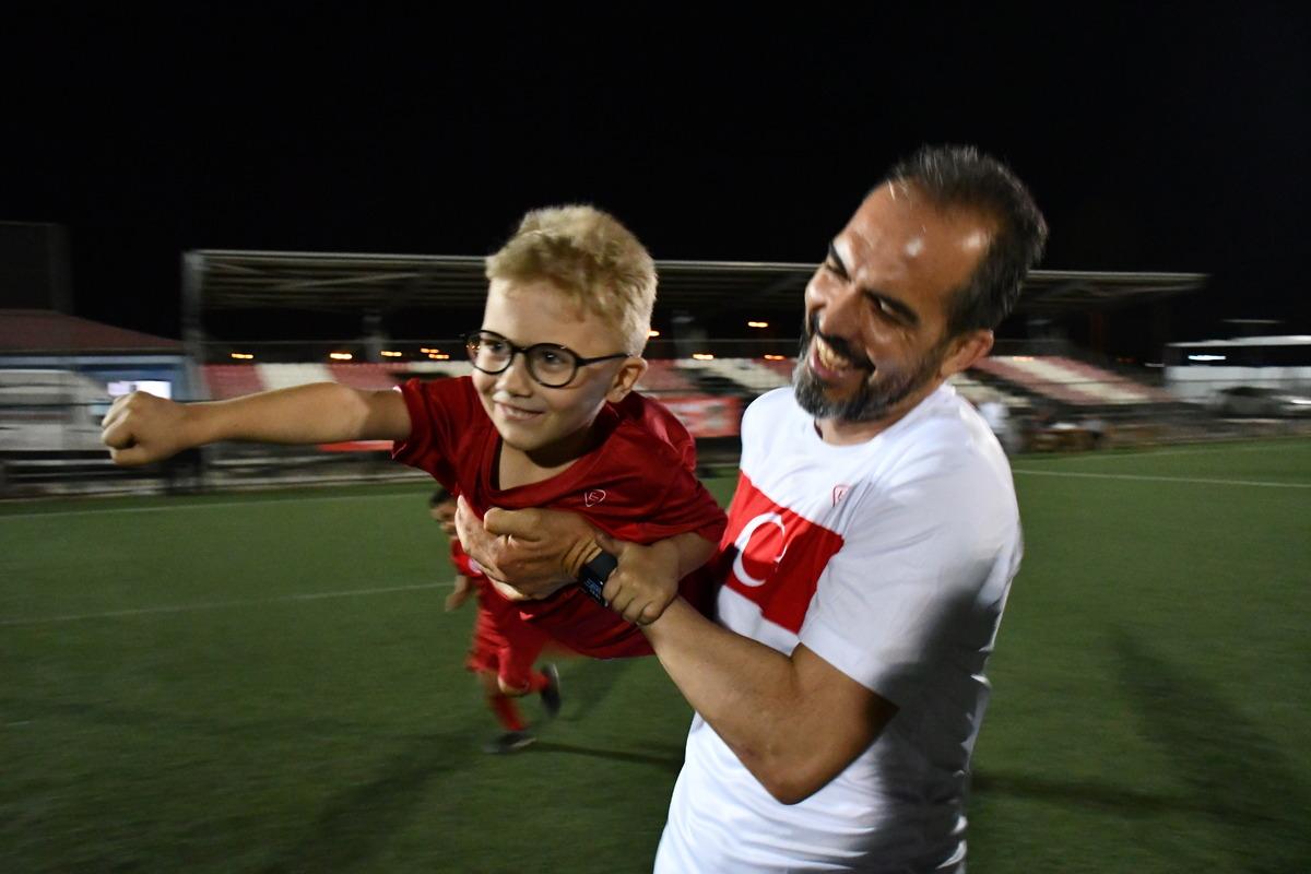 Kahramanmaraş'ta protokol &uuml;yeleri, şehit ve gazi &ccedil;ocuklarıyla futbol oynadı
