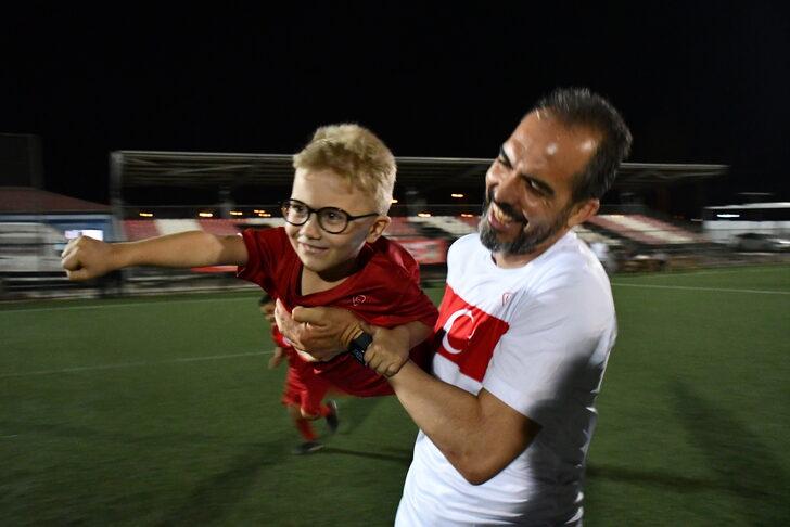 Kahramanmaraş'ta protokol üyeleri, şehit ve gazi çocuklarıyla futbol oynadı G1