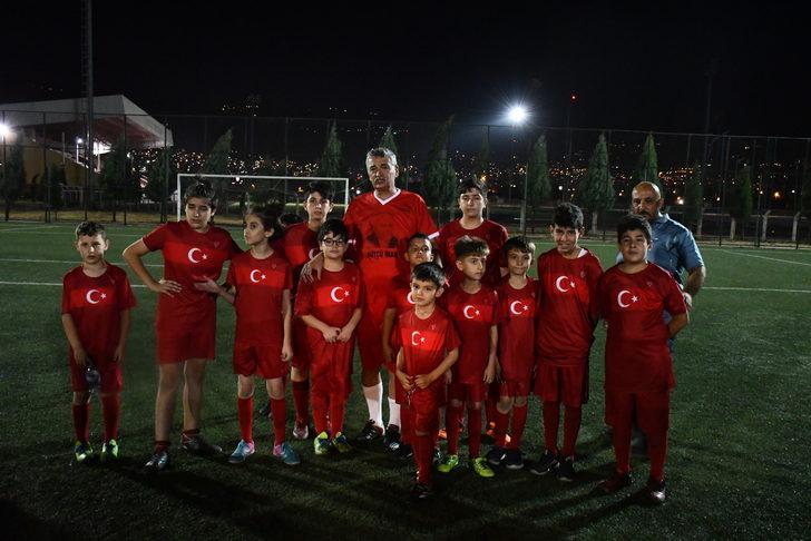 Kahramanmaraş'ta protokol üyeleri, şehit ve gazi çocuklarıyla futbol oynadı G2