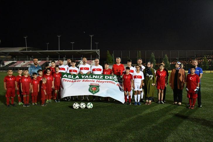 Kahramanmaraş'ta protokol üyeleri, şehit ve gazi çocuklarıyla futbol oynadı G3