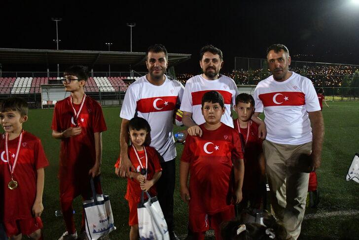 Kahramanmaraş'ta protokol üyeleri, şehit ve gazi çocuklarıyla futbol oynadı G5