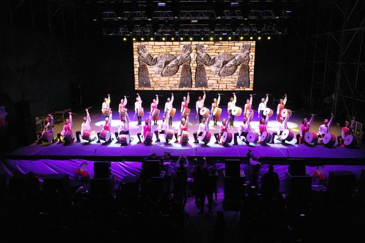 Kapadokya'daki "BALONFEST 2022"de dans g&ouml;sterisi ve konser d&uuml;zenlendi