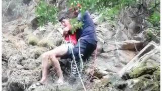 Manzara seyrederken uçuruma düştü! Son anda tutunduğu ağaç sayesinde hayatta kaldı