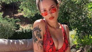 Türk sevgilisine yatakta poz vermişti! Halsey renkli bikinisiyle boy gösterdi!