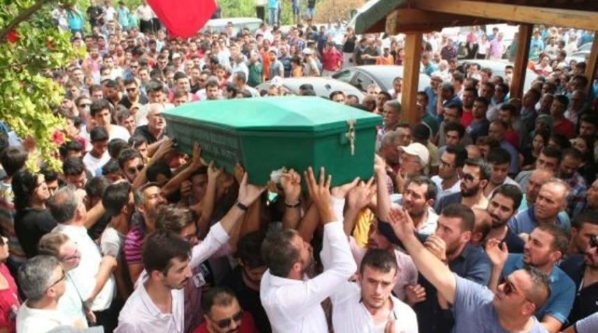 Mersin'de ter&ouml;r protestosunda &ouml;ld&uuml;r&uuml;len gen&ccedil; toprağa verildi