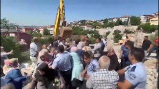 Beykoz'da olaylı yıkım! Polis havaya ateş açtı