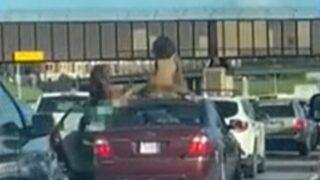 Trafikte sıkılınca aracın üzerine çıkıp twerk yapmaya başladılar! Sürücüler donup kaldı