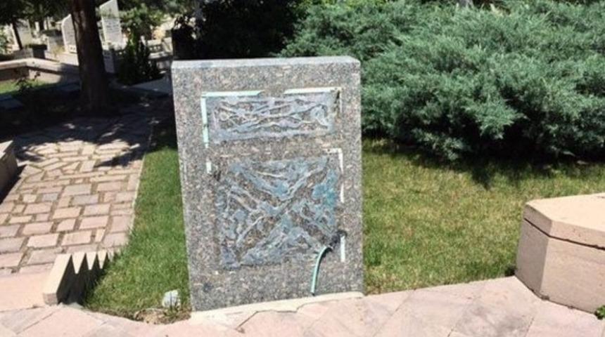 Madımak'ta katledilenlerin mezarından isimlerini s&ouml;kt&uuml;ler