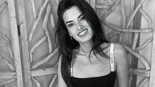 O Ses Türkiye sunucusu Saadet Özsırkıntı mini elbisesiyle görenleri büyüledi! 