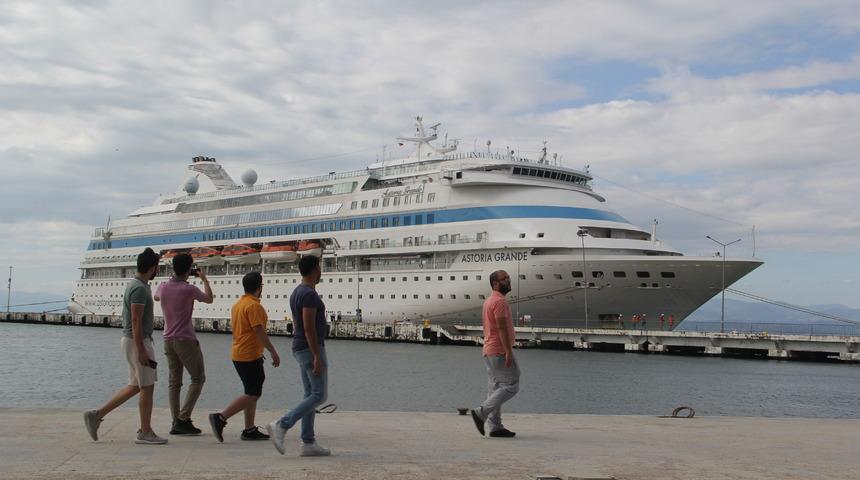 Panama bandıralı kruvaziyer Astoria Grande 607 yolcusuyla Sinop'a geldi