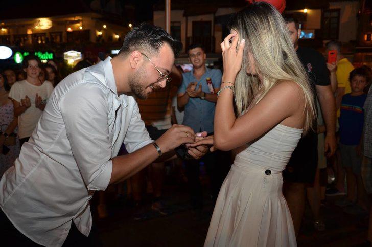 Kaş'ta Cumhuriyet Meydanı'nda sürpriz evlilik teklifi G1