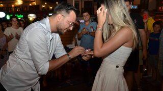 Kaş'ta Cumhuriyet Meydanı'nda sürpriz evlilik teklifi