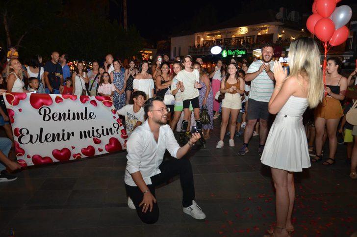Kaş'ta Cumhuriyet Meydanı'nda sürpriz evlilik teklifi G2