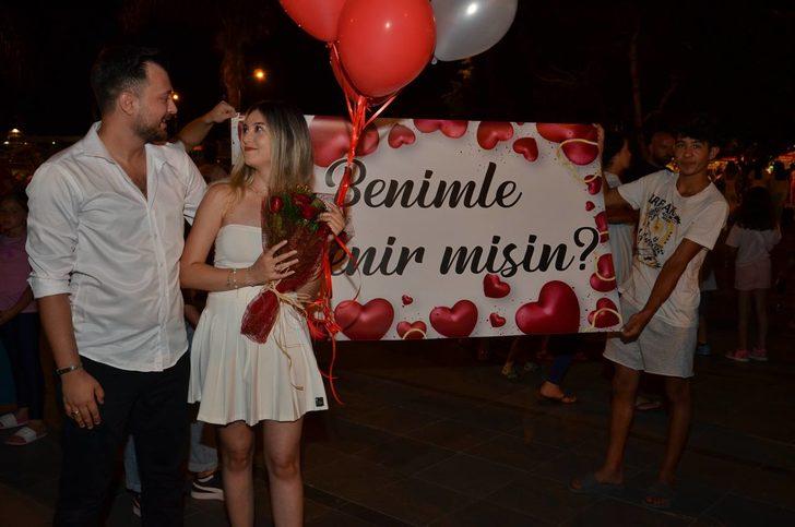 Kaş'ta Cumhuriyet Meydanı'nda sürpriz evlilik teklifi G3