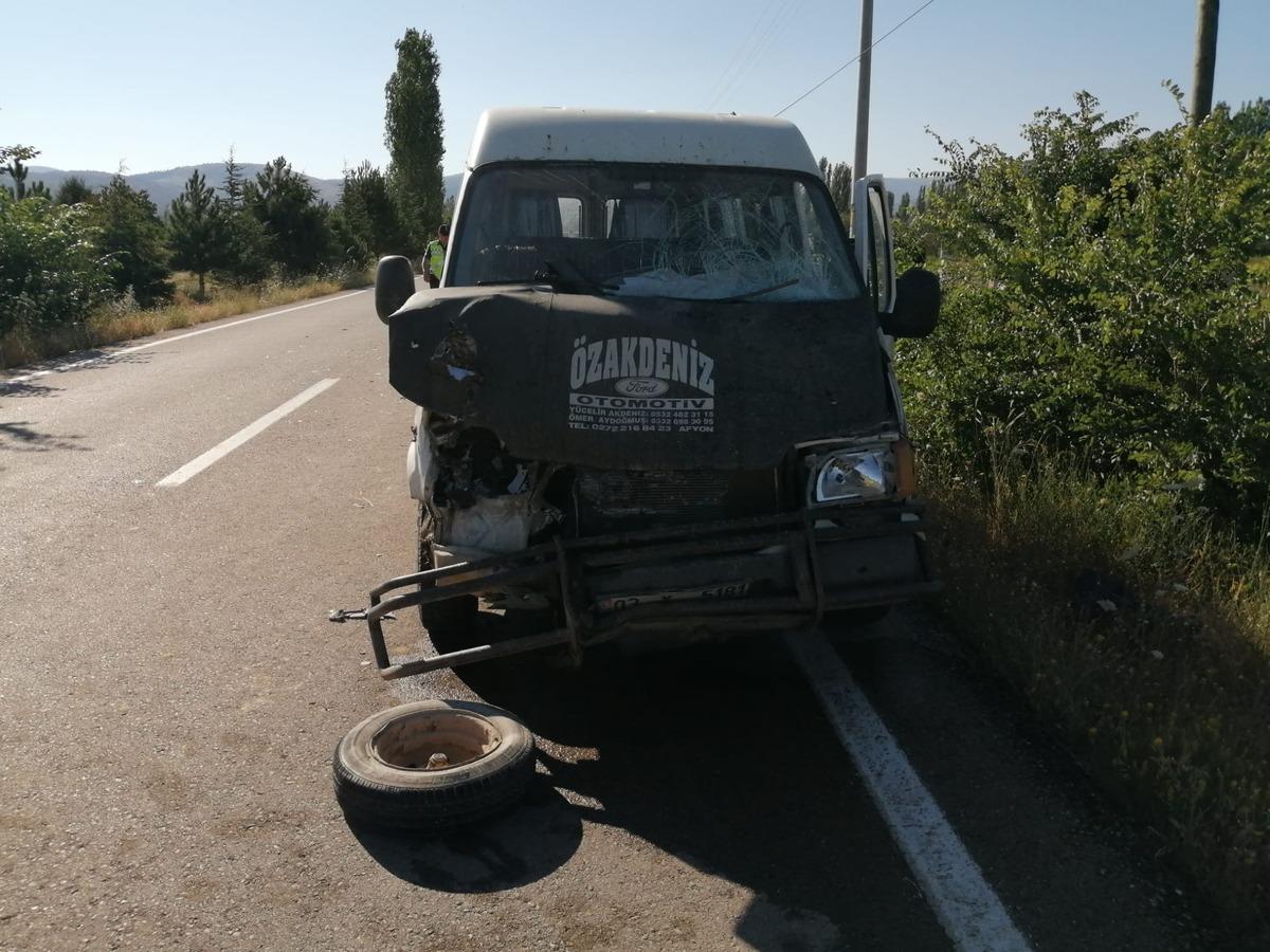 Afyonkarahisar'da minib&uuml;s ile tarım aracının &ccedil;arpışması sonucu 5 kişi yaralandı