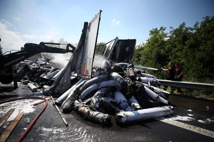 Anadolu Otoyolu'nun Bolu Dağı kesiminde tekstil malzemesi yüklü tır yandı G1