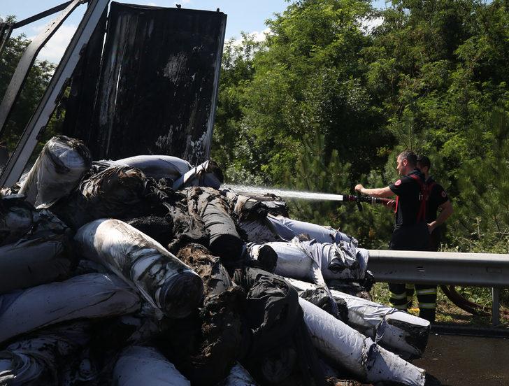 Anadolu Otoyolu'nun Bolu Dağı kesiminde tekstil malzemesi yüklü tır yandı G2