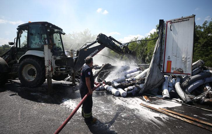Anadolu Otoyolu'nun Bolu Dağı kesiminde tekstil malzemesi yüklü tır yandı G3