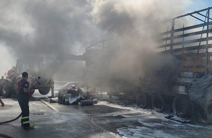 Anadolu Otoyolu'nun Bolu Dağı kesiminde tekstil malzemesi yüklü tır yandı G4