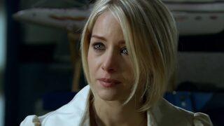 Ezel dizisinin Şebnem'i Bade İşçil taşlara yatarak sere serpe poz verdi! Tefo aşık olmakla o kadar haklıydı ki...