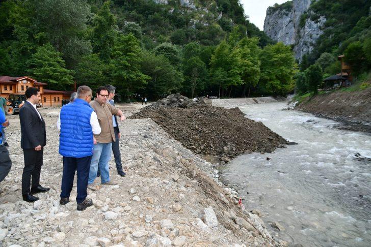 Karabük'te selde zarar gören köy yolları onarılıyor G5