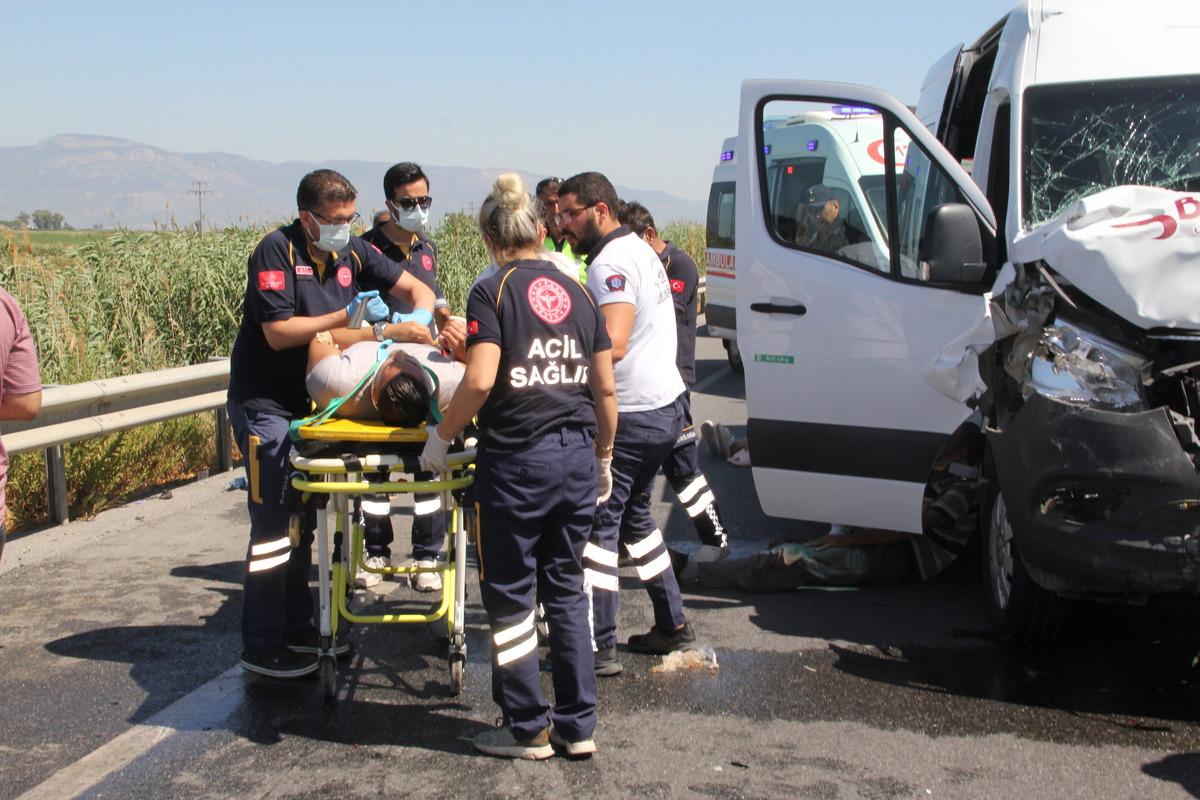 Aydın&rsquo;da kamyonet ile minib&uuml;s&uuml;n &ccedil;arpışması sonucu 10 kişi yaralandı