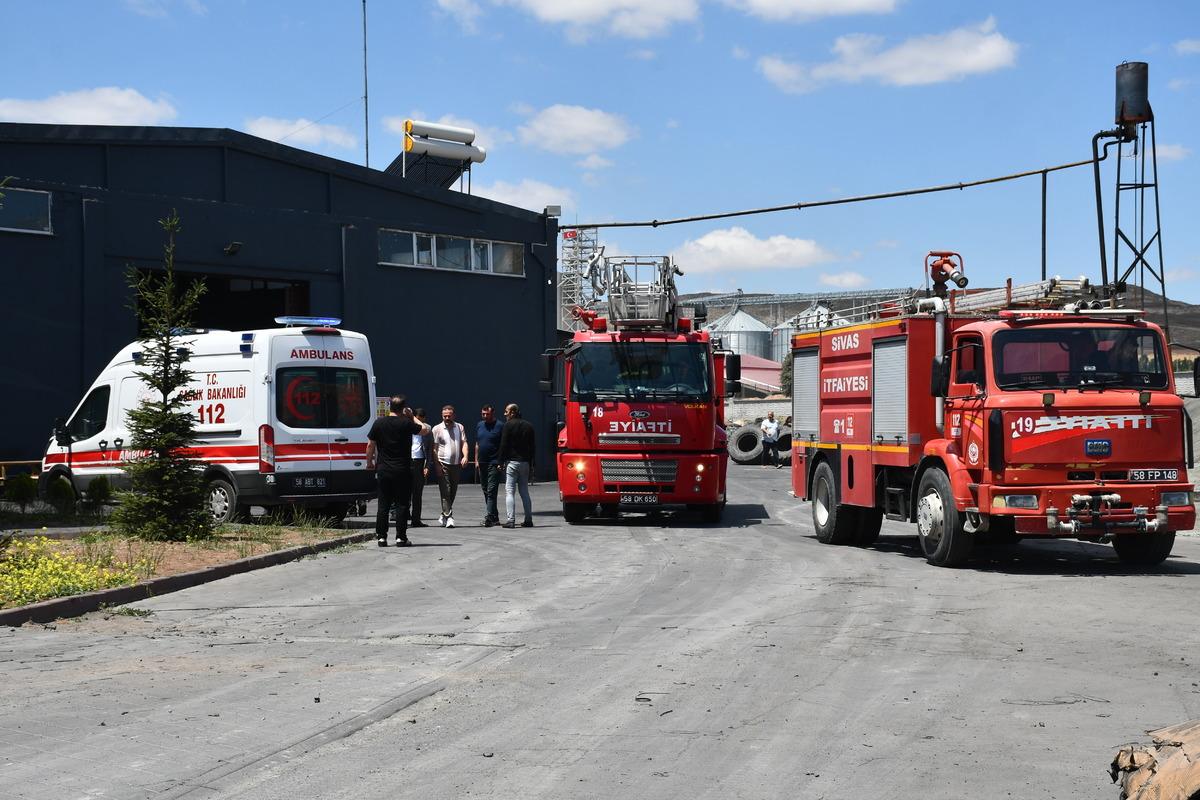 Sivas'ta fabrikanın deposunda &ccedil;ıkan yangında 4 iş&ccedil;i dumandan etkilendi