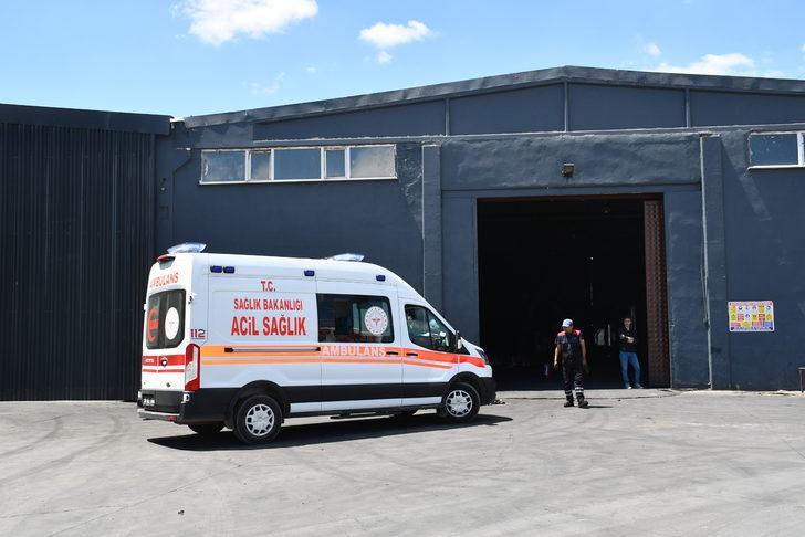 Sivas'ta fabrikanın deposunda çıkan yangında 4 işçi dumandan etkilendi G3